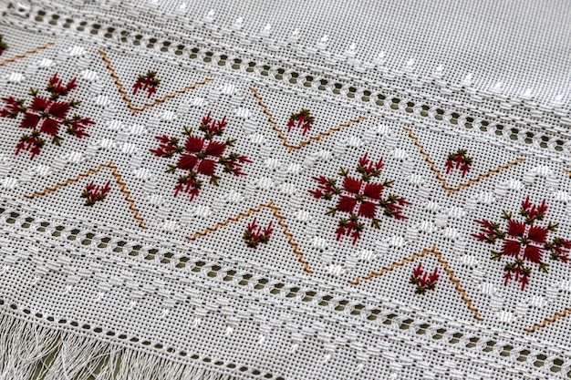 haftowane motywy na tkaninie